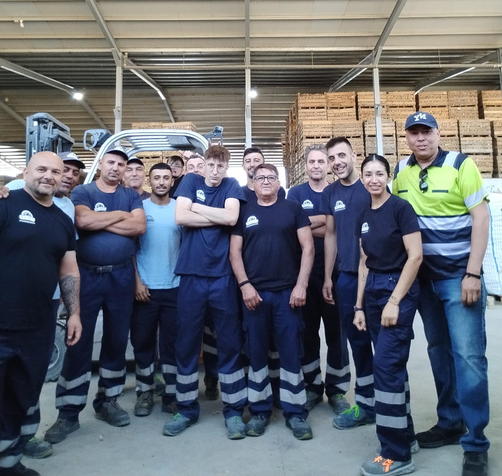 Gabriel Acacio Hernández con alumnos practicantes en aula
